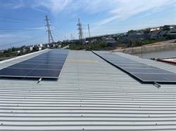 Sự Khác Biệt Giữa Năng Lượng Mặt Trời Hệ Bám Tải Và Lưu Trữ Hybrid – Giải Pháp Tối Ưu Cho Tương Lai