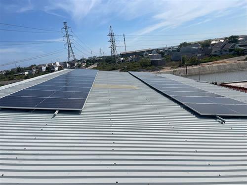 Sự Khác Biệt Giữa Năng Lượng Mặt Trời Hệ Bám Tải Và Lưu Trữ Hybrid – Giải Pháp Tối Ưu Cho Tương Lai