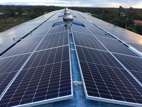 Hướng Dẫn Lựa Chọn Lắp Đặt Điện Mặt Trời 2026 Nên Chọn Hệ Bám Tải Hay Hybrid?